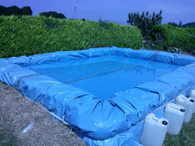 piscina casera con fardos de paja